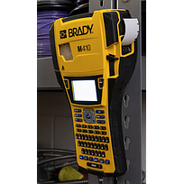 Impresora industrial de etiquetas de uso manual M410. Marca Brady.