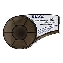 Cinta de etiquetas de vinilo con adhesivo permanente Brady 0.5", negro sobre naranja - M21-500-595-OR